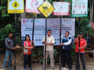 Peringati HUT ke-81 RI, FKP DAS Karawang dan P2HB Kemenhut Pasang Papan Informasi di Hutan Kebon Kembang