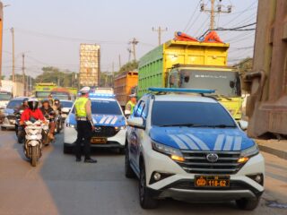 Pantura Batas Kendal-Semarang Jadi Langganan Truk Parkir, Warga Resah