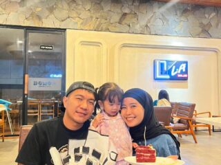 Penuh Hangat dan Kebersamaan, H. Yuspi Rayakan Ulang Tahun Bersama Keluarga Tercinta di Kafe