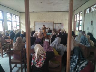 Ironi Swadaya Pendidikan Ketika Wali Murid SDN Tambaksumur IV Terpaksa 'Urug' Halaman yang Kebanjiran