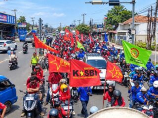 Ribuan Buruh Karawang Gelar Aksi Serentak, Kawal Pembahasan RUU Ketenagakerjaan